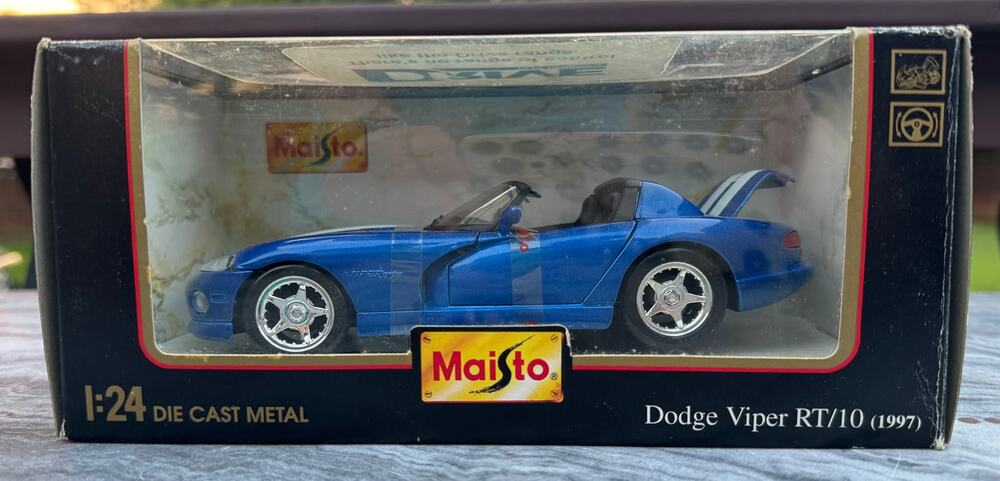 Maisto 1997 Dodge Viper RT/10 Die-cast Car, Blue with White Stripes, 1:24 Scale